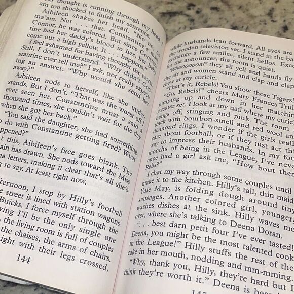 The Help A Novel Kathryn Stockett Large Print Edition New York Times Bestseller - Picture 4 of 7